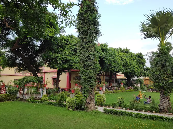 Inner Courtyard & Green Lawn